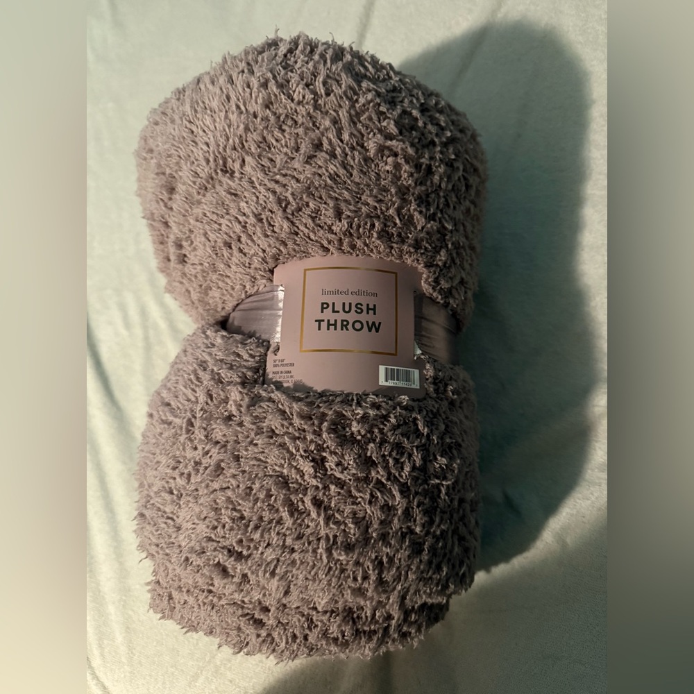 Plush Throw Blanket in Taupe-Ulta Blanket